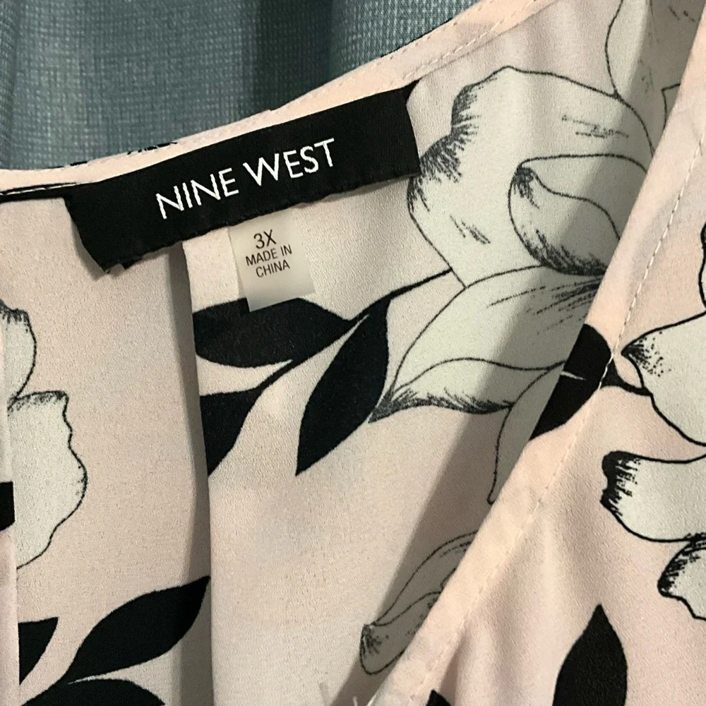 Nine West Women’s Plus Floral Sleeveless Top - Picture 3 of 4